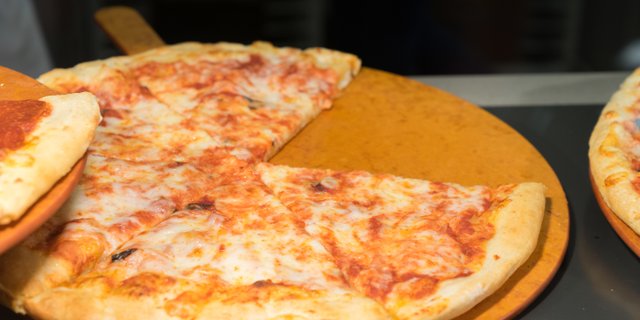 New York-Style Mozzarella Pizza