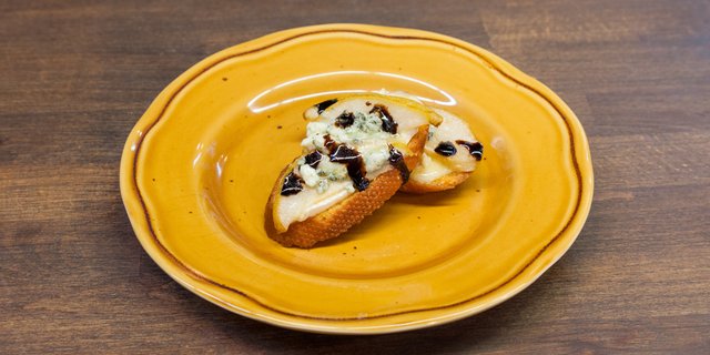 Roasted Pear Crostini