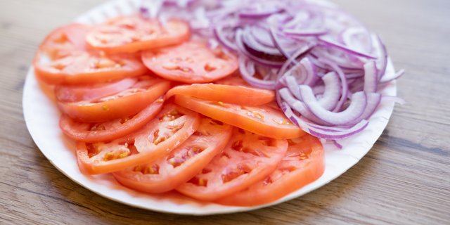 Sliced Tomato & Red Onion