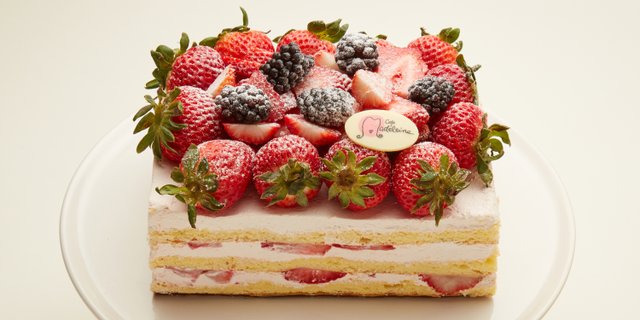 Strawberries & Cream Cake