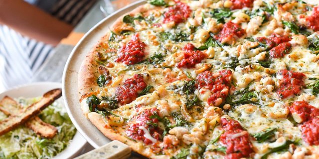 Spinach, White Bean & Roasted Garlic Pizza