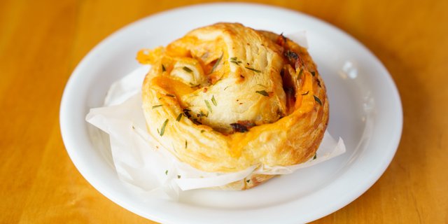 Bacon, Cheddar & Roasted Tomato Savory Swirls