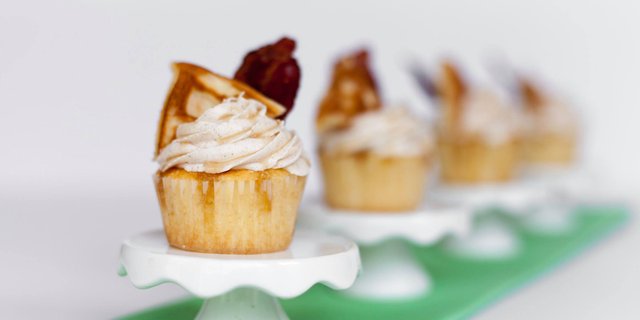 Cinnamon Maple Bacon Waffle Cupcakes