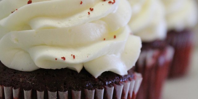 Crimson & Cream Cupcake