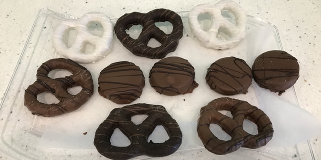 Chocolate Pretzel & Oreo Platter