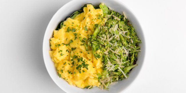 Sunrise Spinach & Pesto Scramble Bowl