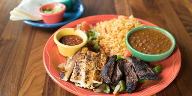 Fajitas Deluxe (Chicken & Steak)