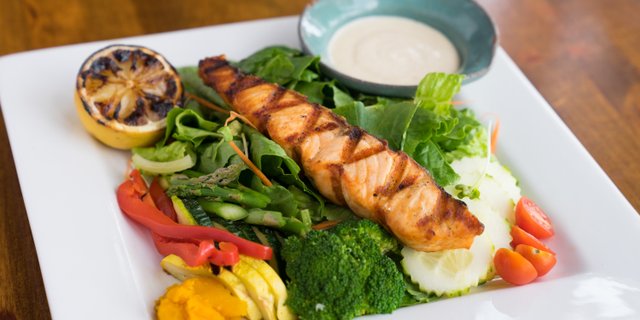 Grilled Salmon Salad