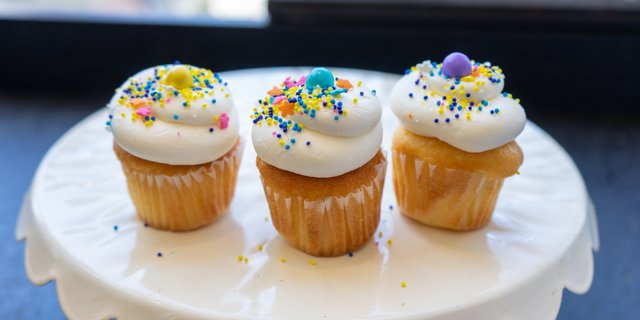 Traditional Yellow Cupcakes w/ Buttercream