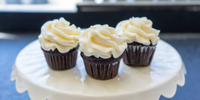 Vegan Chocolate Cupcakes w/ Vanilla Frosting