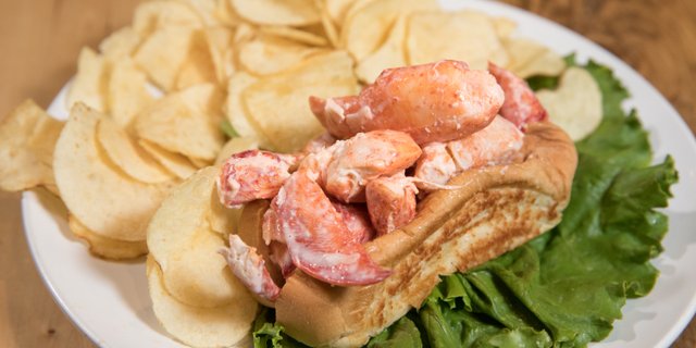 Pauli's Famous Lobster Roll