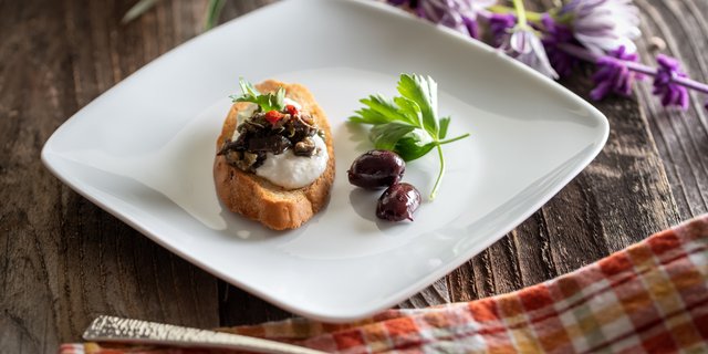 Crustini De Tapenade