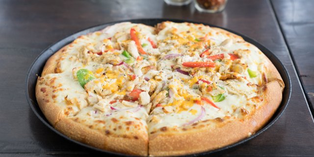 Creamy Garlic Chicken Pizza