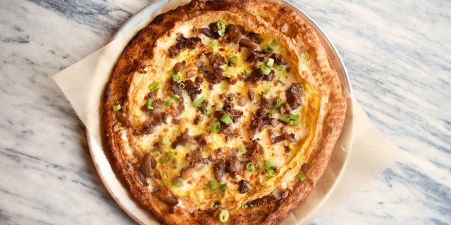 Bacon, Egg & Cheese Breakfast Pizza