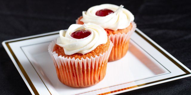 Half-Dozen Strawberry Cheesecake Cupcakes