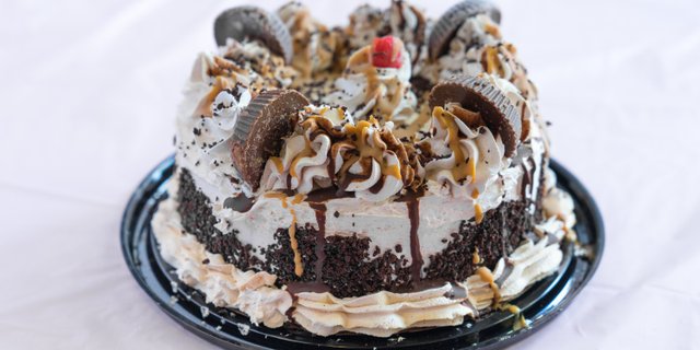 Peanut Butter Cup Ice Cream Cake