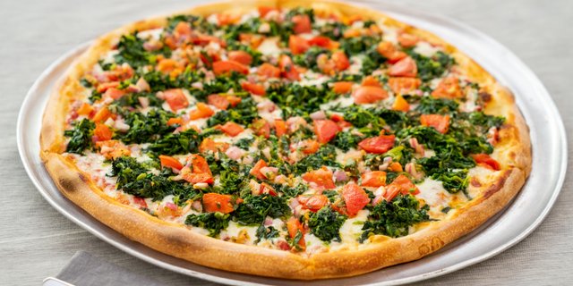 Spinach & Tomato Pizza