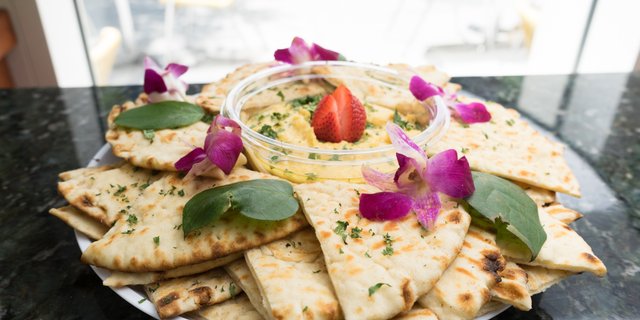 Hummus w/ Pita Triangles