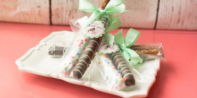 Chocolate-Dipped Pretzels