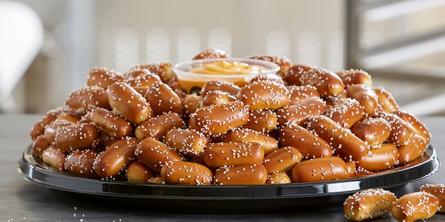 Pretzel Rivet Full Tray
