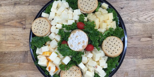 Mixed Cheese & Crackers Tray