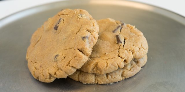 Gluten-Free Peanut Butter Chocolate Chunk Cookies