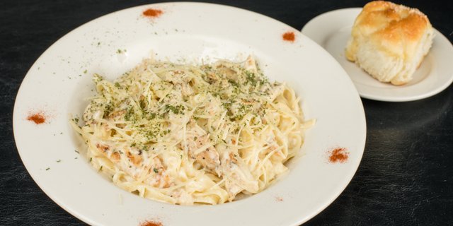 Fettuccine Alfredo w/ Chicken
