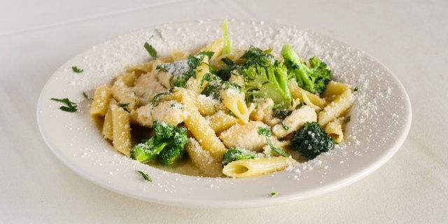Chicken, Ziti & Broccoli Alfredo Tray