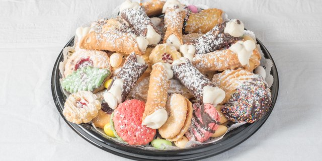 Italian Cookie & Cannoli Tray