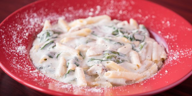 Penne Alfredo con Pollo