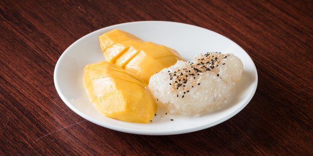 Mango w/ Sweet Sticky Rice