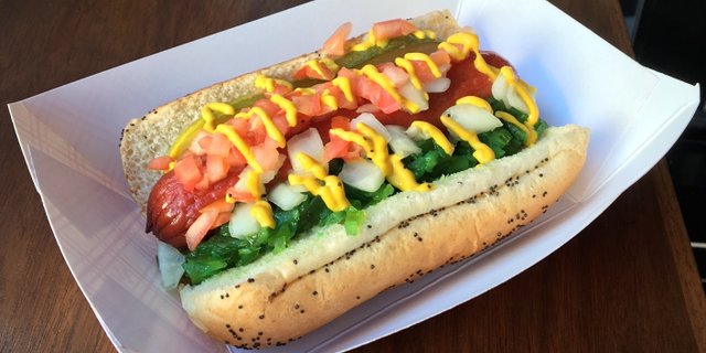 Hank's Juicy Hot Dog Tray