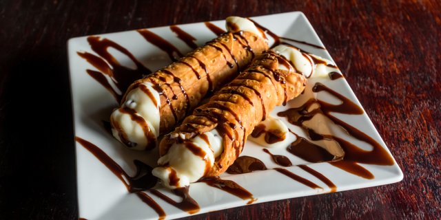 10 Italian Cannoli