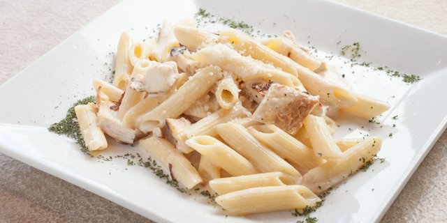 Penne Alfredo w/ Chicken