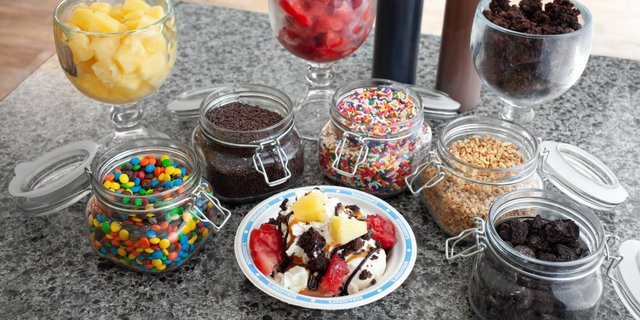 Super Deluxe Fruit & Brownie Sundaes