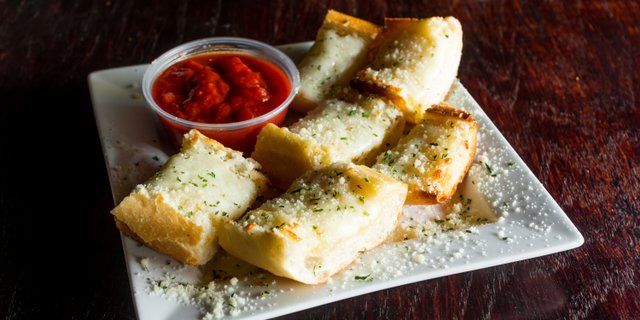 Garlic Bread w/ Cheese & Marinara
