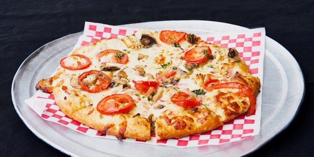 Grilled Chicken Alfredo Pizza