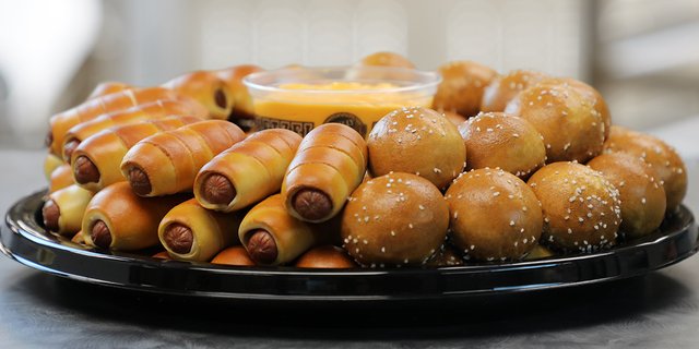 Mini Cheesesteaks & Mini Dog Tray