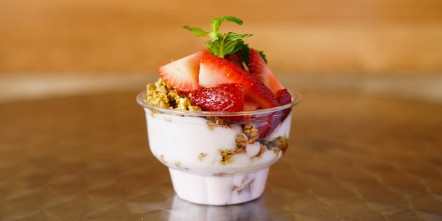 Fresh Berry Yogurt Parfait w/ Granola