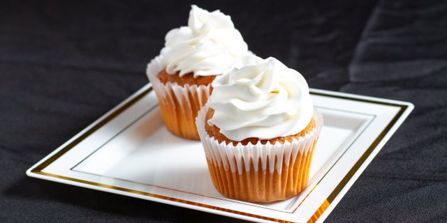 Half-Dozen Vanilla Cupcakes